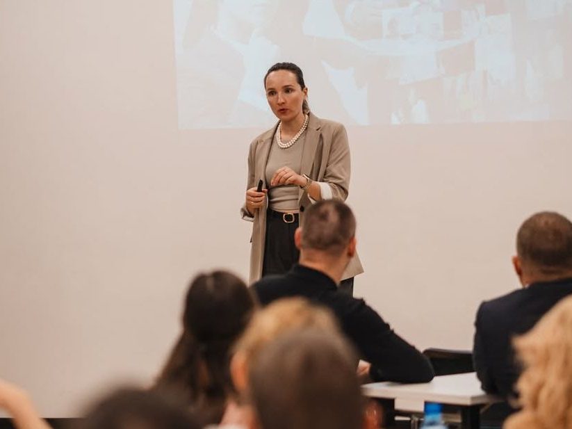 Viktoria Nosikova presenting to a full room at a BeMindful event